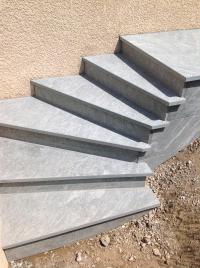 Escalier tournant sur mesure en granit vert