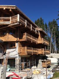 Chalets avec revtements et balcons en vieux bois